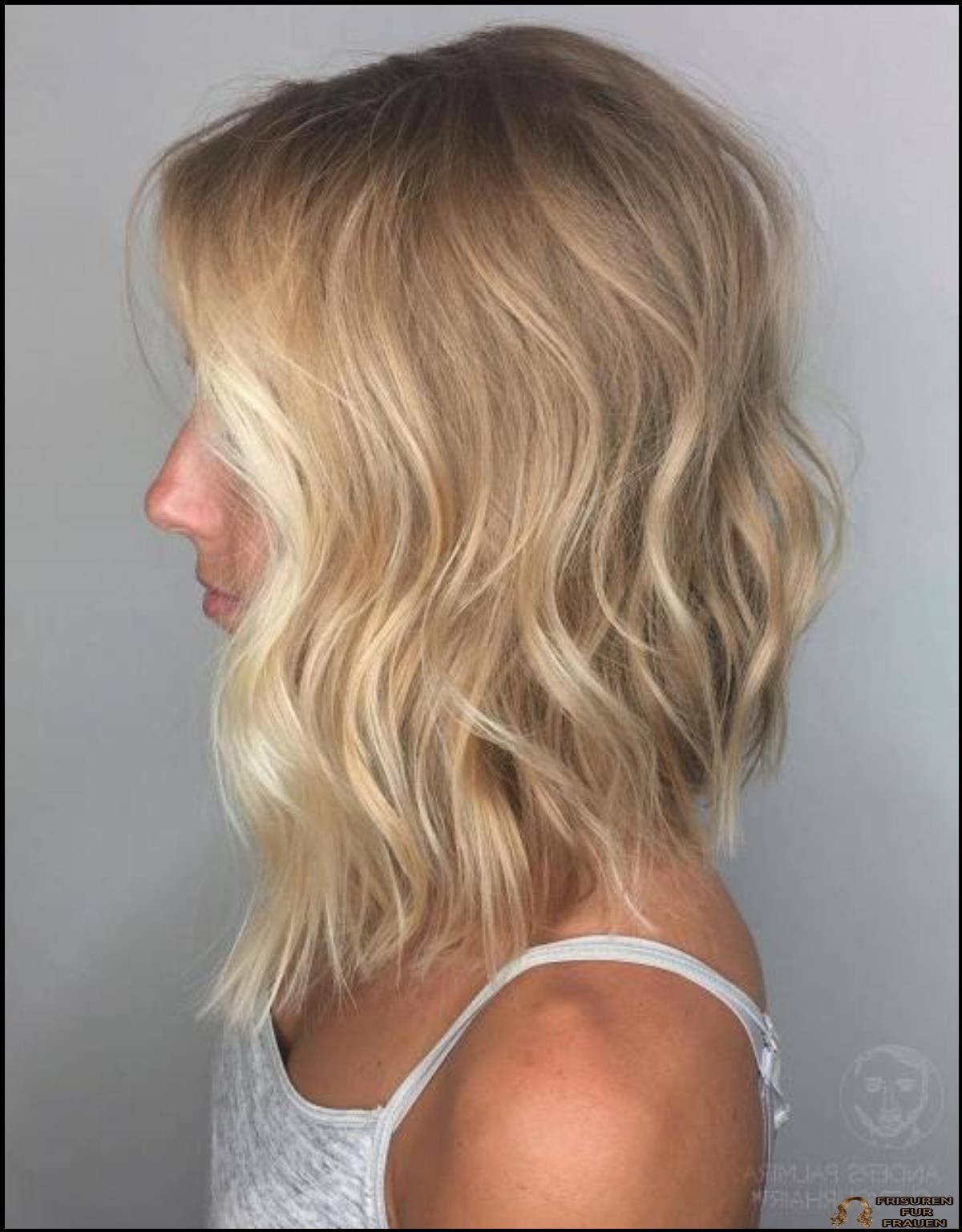 Leicht gewinkelte Frisur für Blondinen